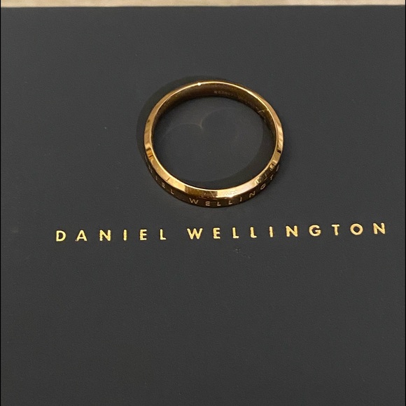 Daniel Wellington Classic Ring in Rose Gold - Picture 10 of 14